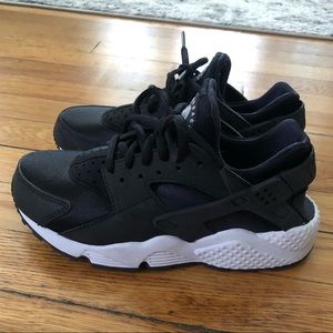 NIKE HUARACHE ONLY WORN A FEW TIMES!!